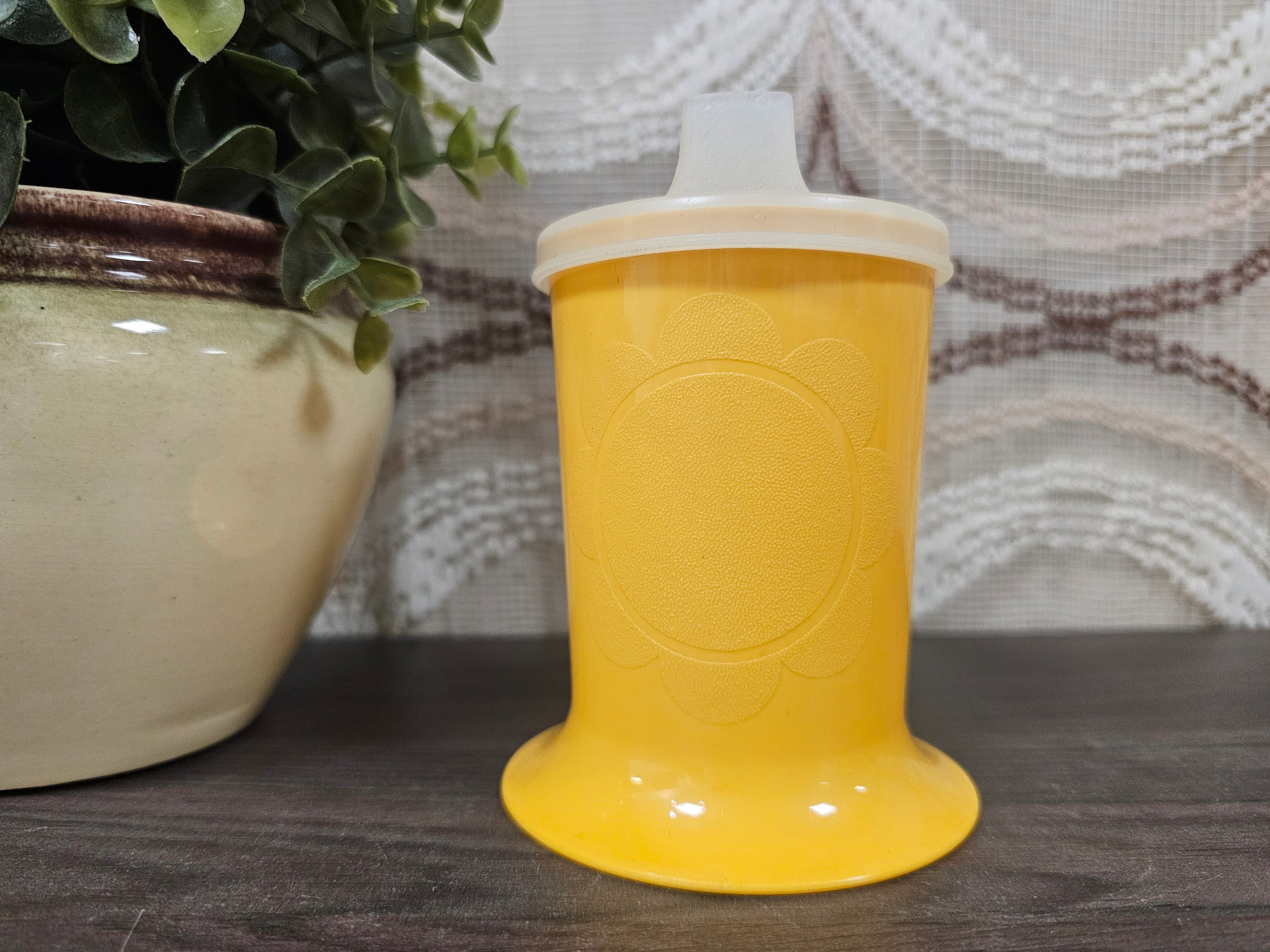 Oranje Tupperware kinderbeker met bloem en tuitdeksel