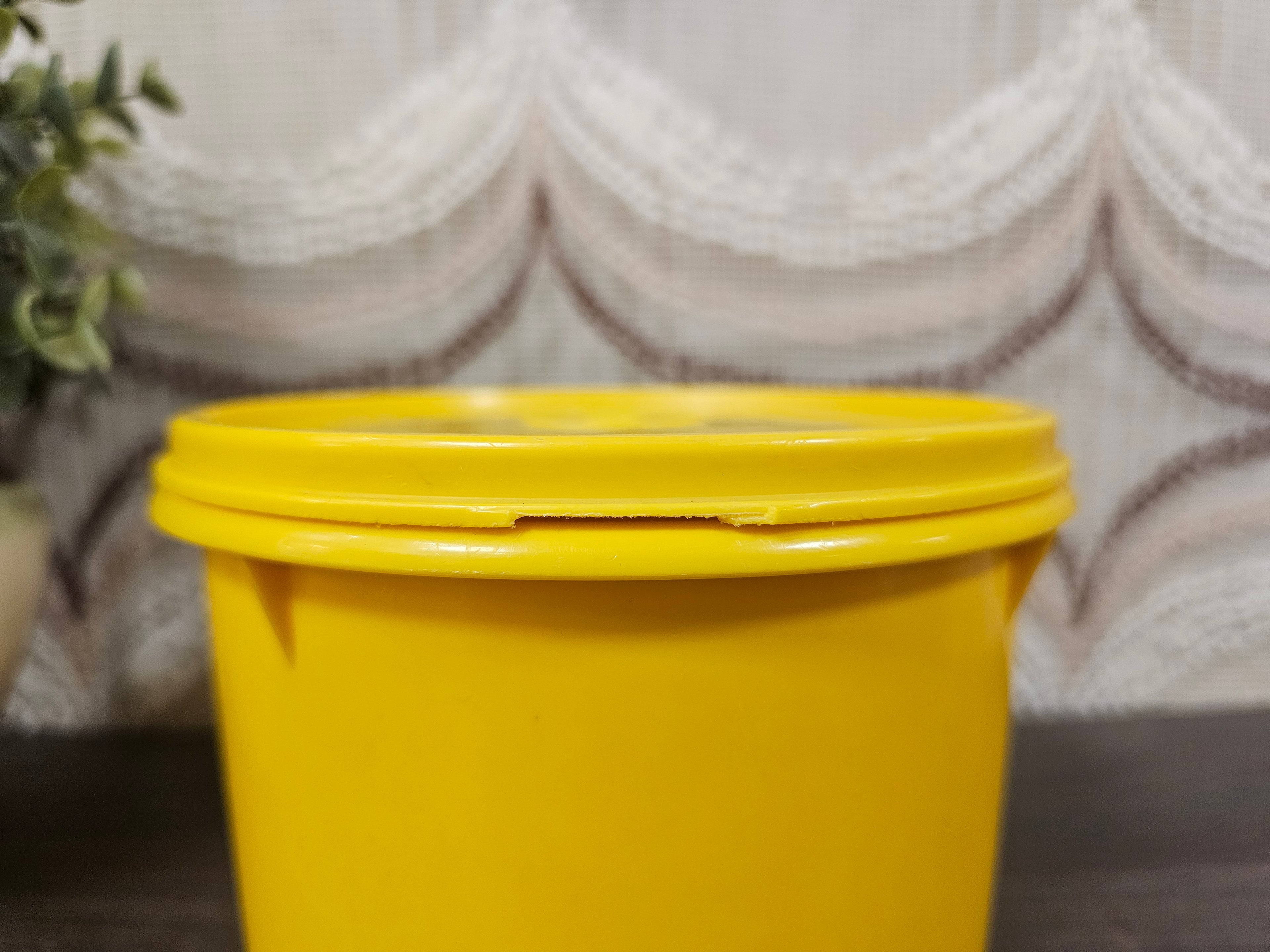 Tupperware bakje met deksel geel 10,5 x 13,5 cm