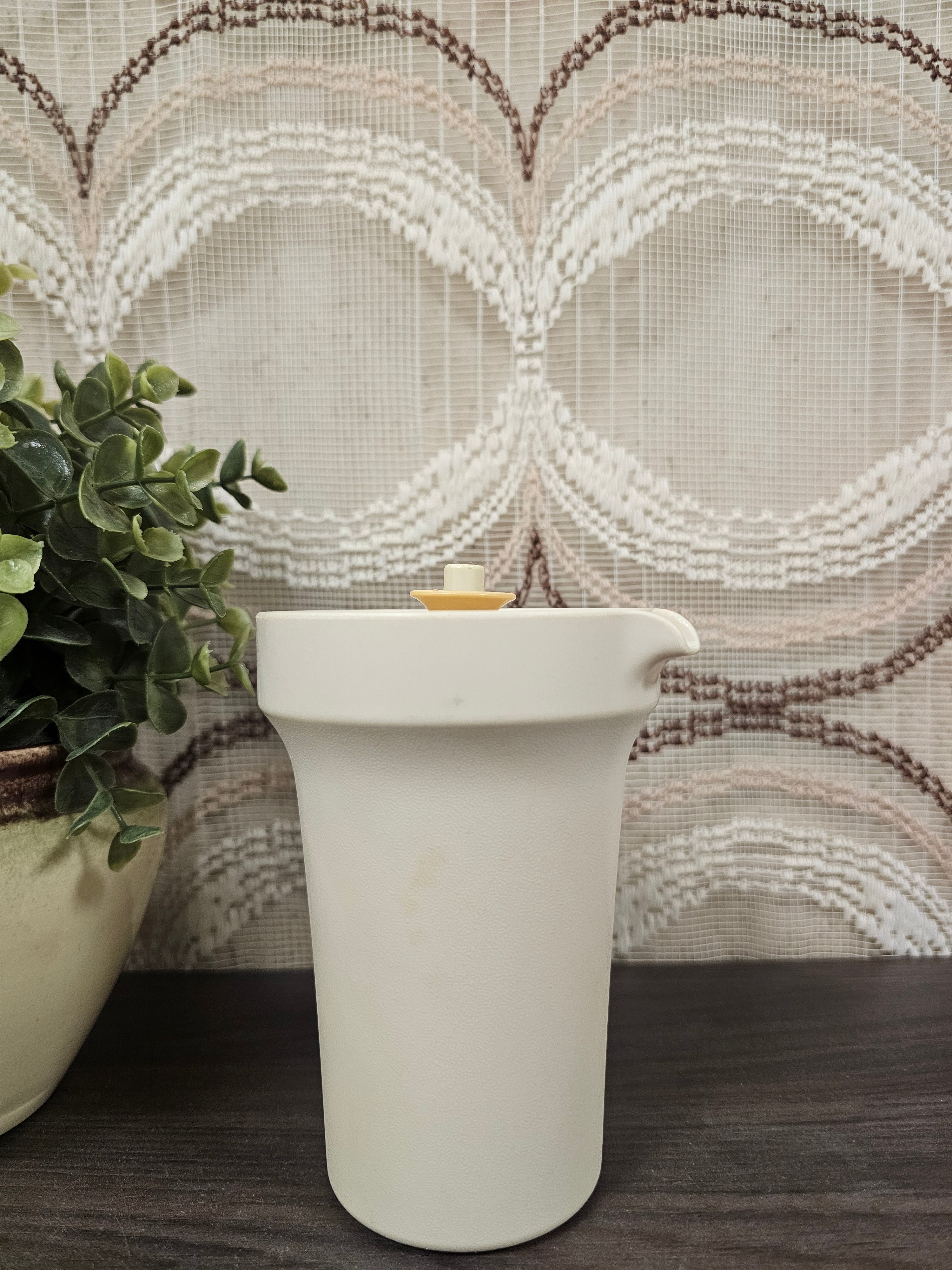 Tupperware kannetje cremekleur – 13,5 cm hoog