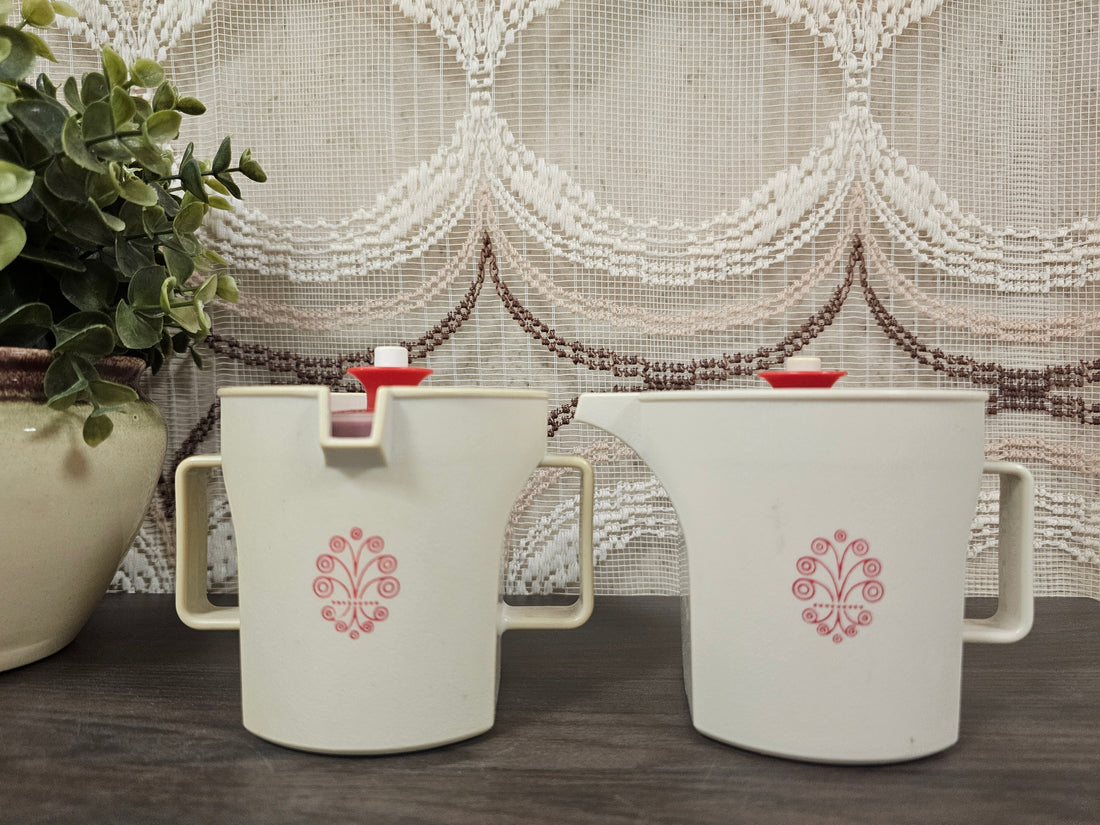 Tupperware melk- en suikerstel crèmekleur met rood motief