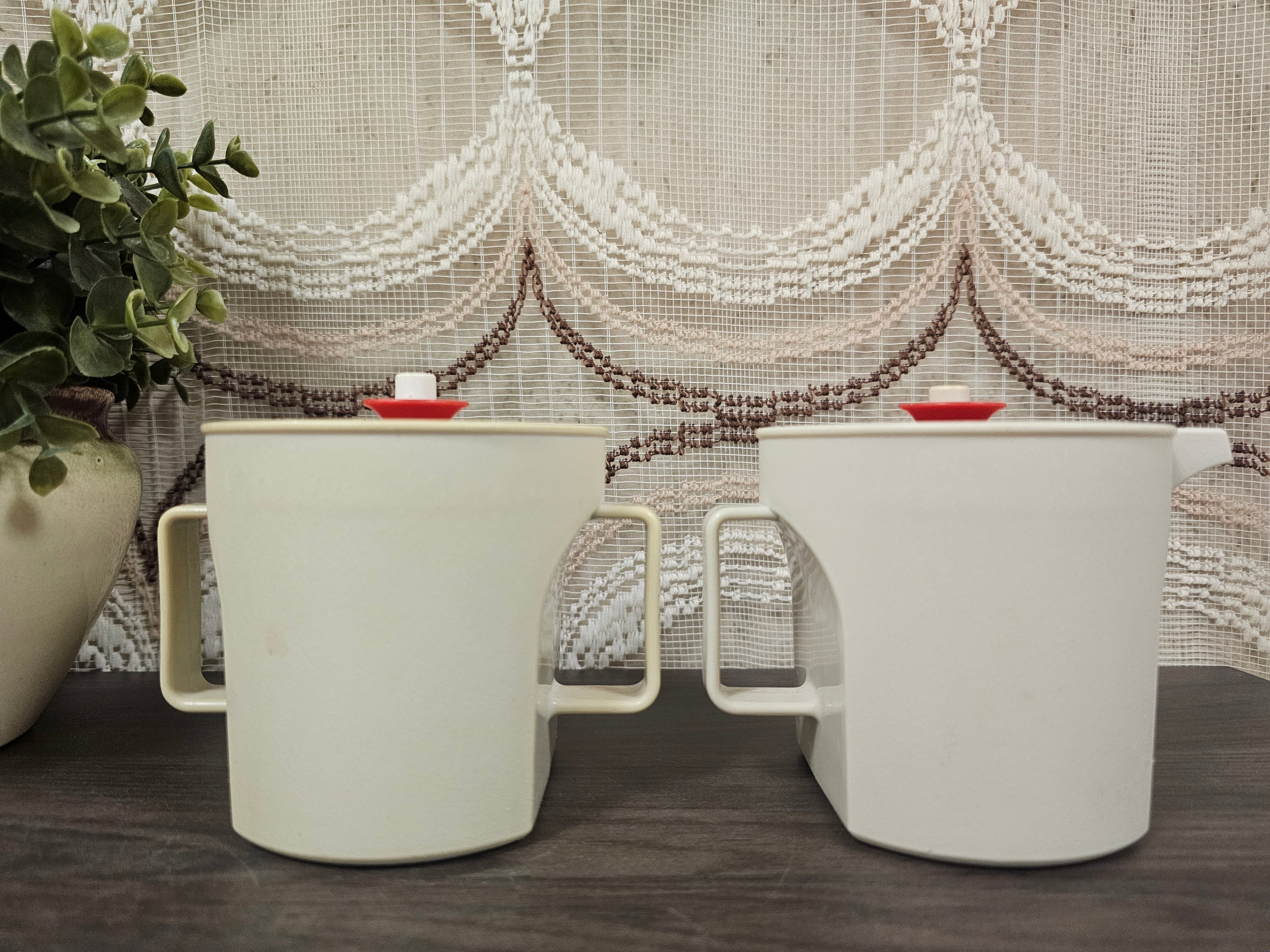 Tupperware melk- en suikerstel crèmekleur met rood motief