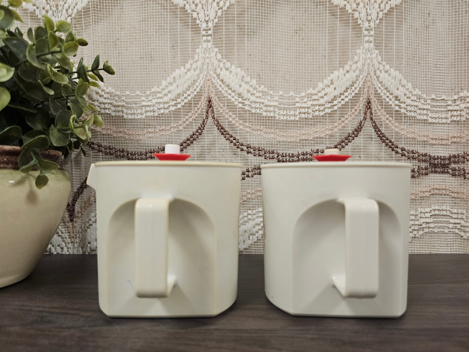 Tupperware melk- en suikerstel crèmekleur met rood motief