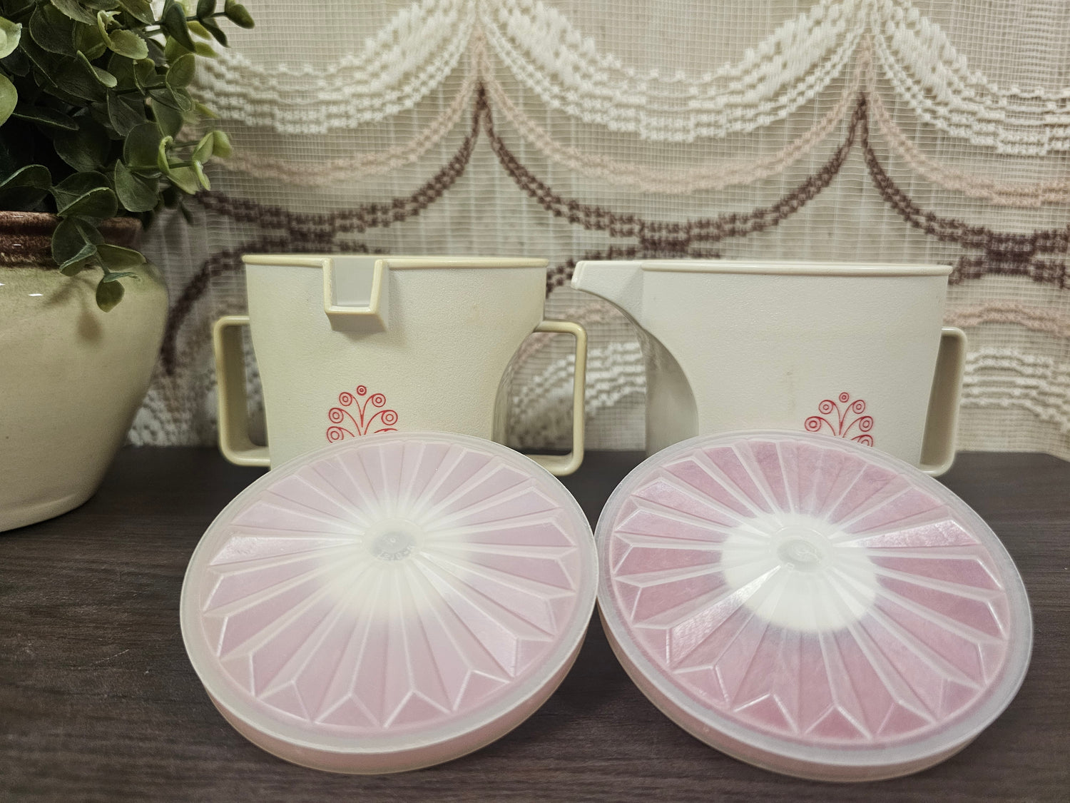 Tupperware melk- en suikerstel crèmekleur met rood motief