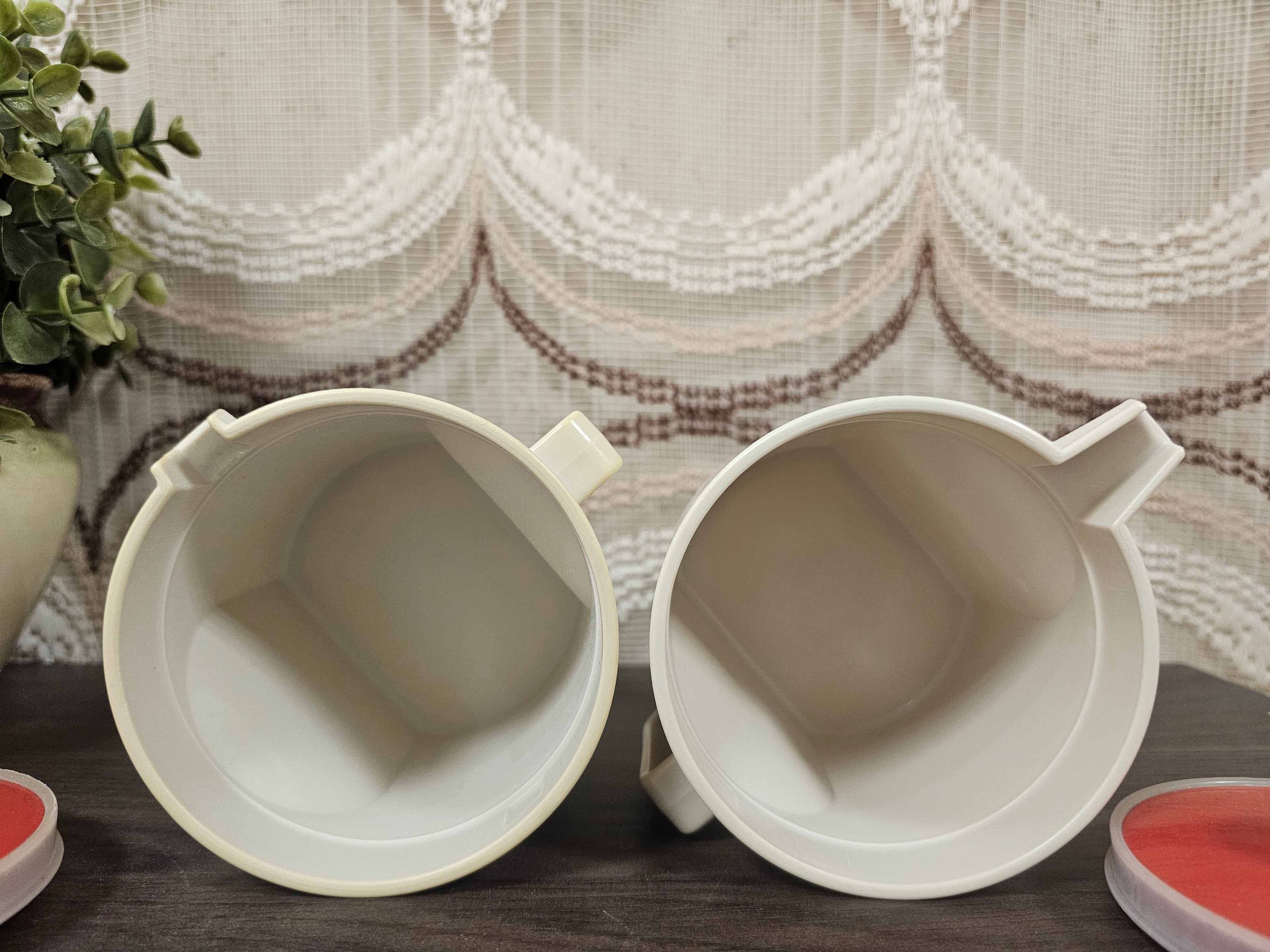 Tupperware melk- en suikerstel crèmekleur met rood motief