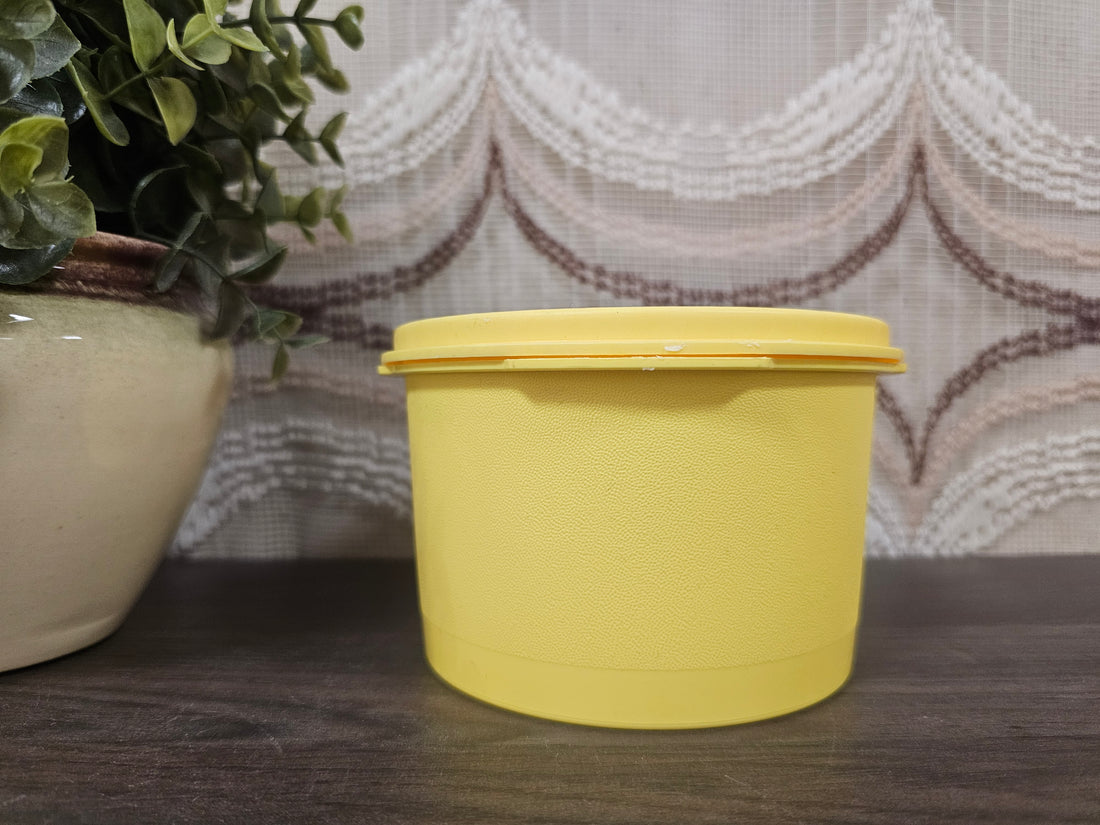 Tupperware trommel sterdeksel geel met bloem 8 x 12 cm