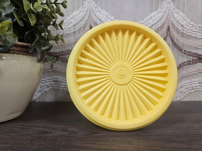 Tupperware trommel sterdeksel geel met bloem 8 x 12 cm