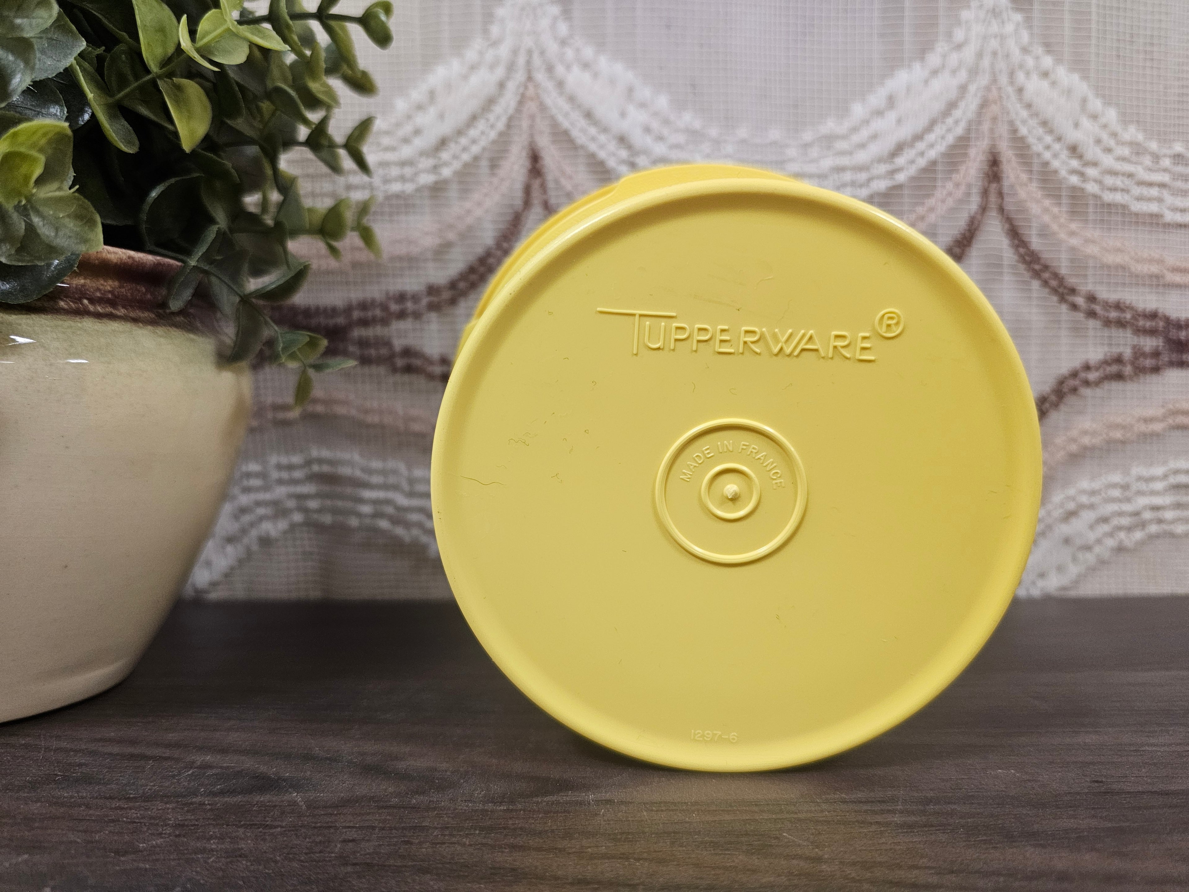 Tupperware trommel sterdeksel geel met bloem 8 x 12 cm