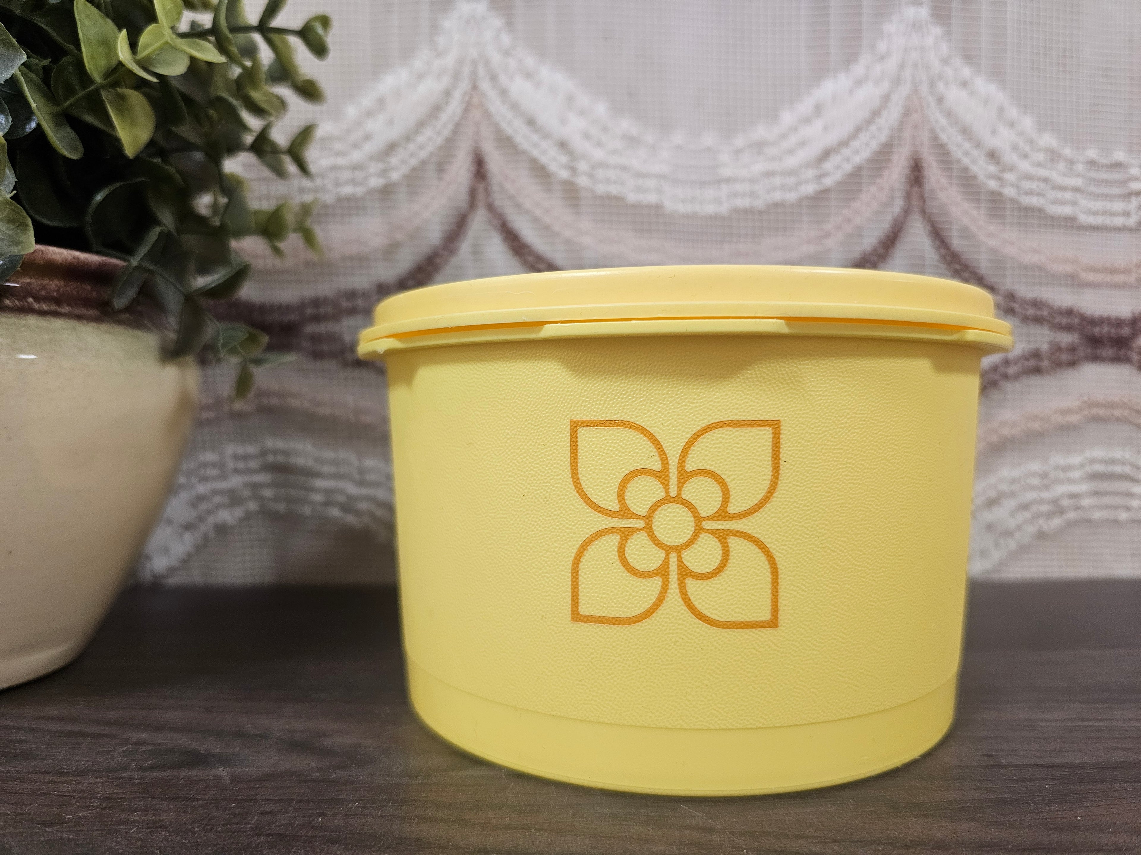 Tupperware trommel sterdeksel geel met bloem – 9 x 14 cm
