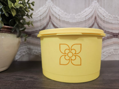 Tupperware trommel sterdeksel geel met bloem – 9 x 14 cm