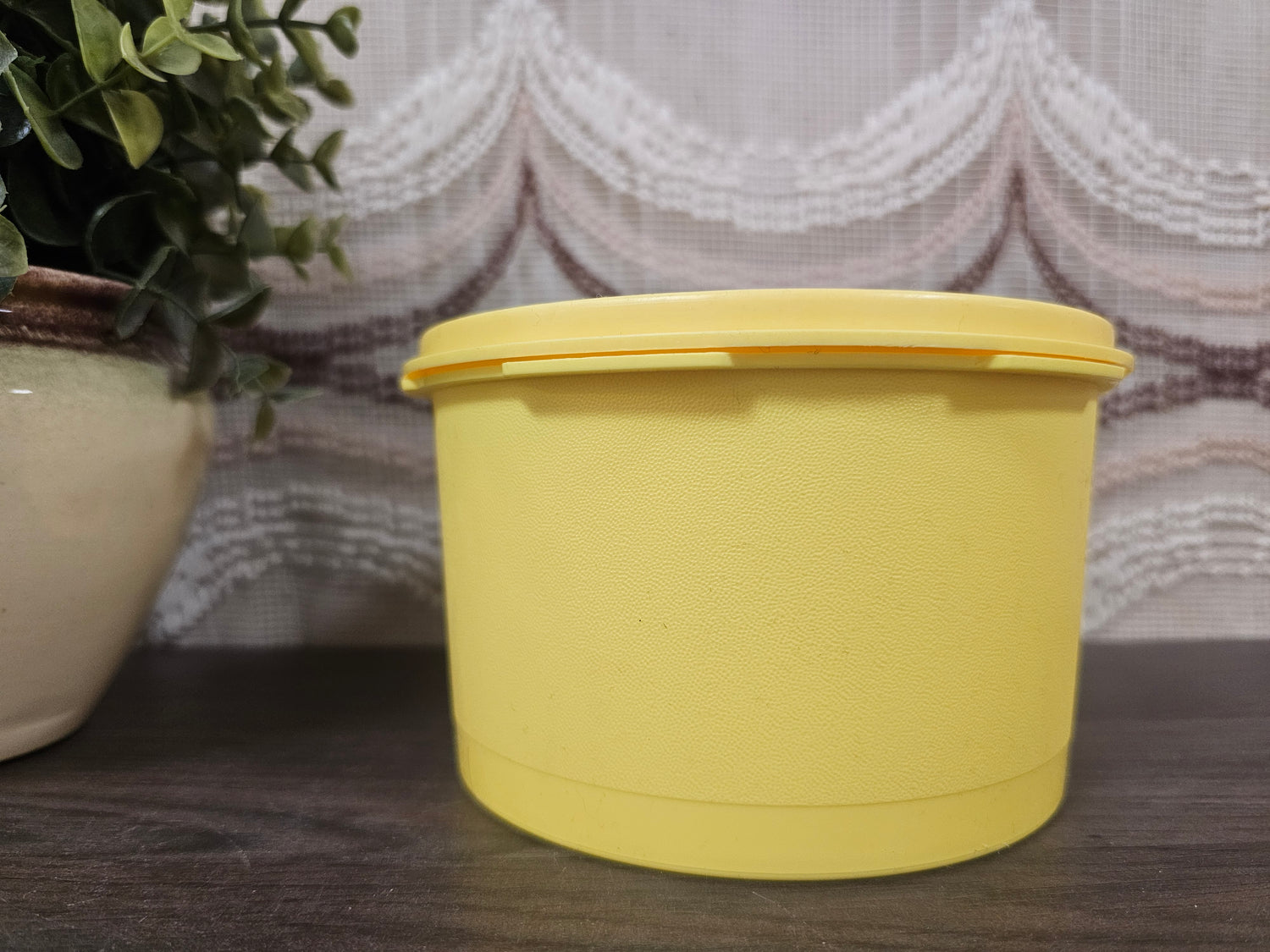 Tupperware trommel sterdeksel geel met bloem – 9 x 14 cm