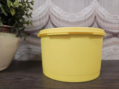 Tupperware trommel sterdeksel geel met bloem – 9 x 14 cm