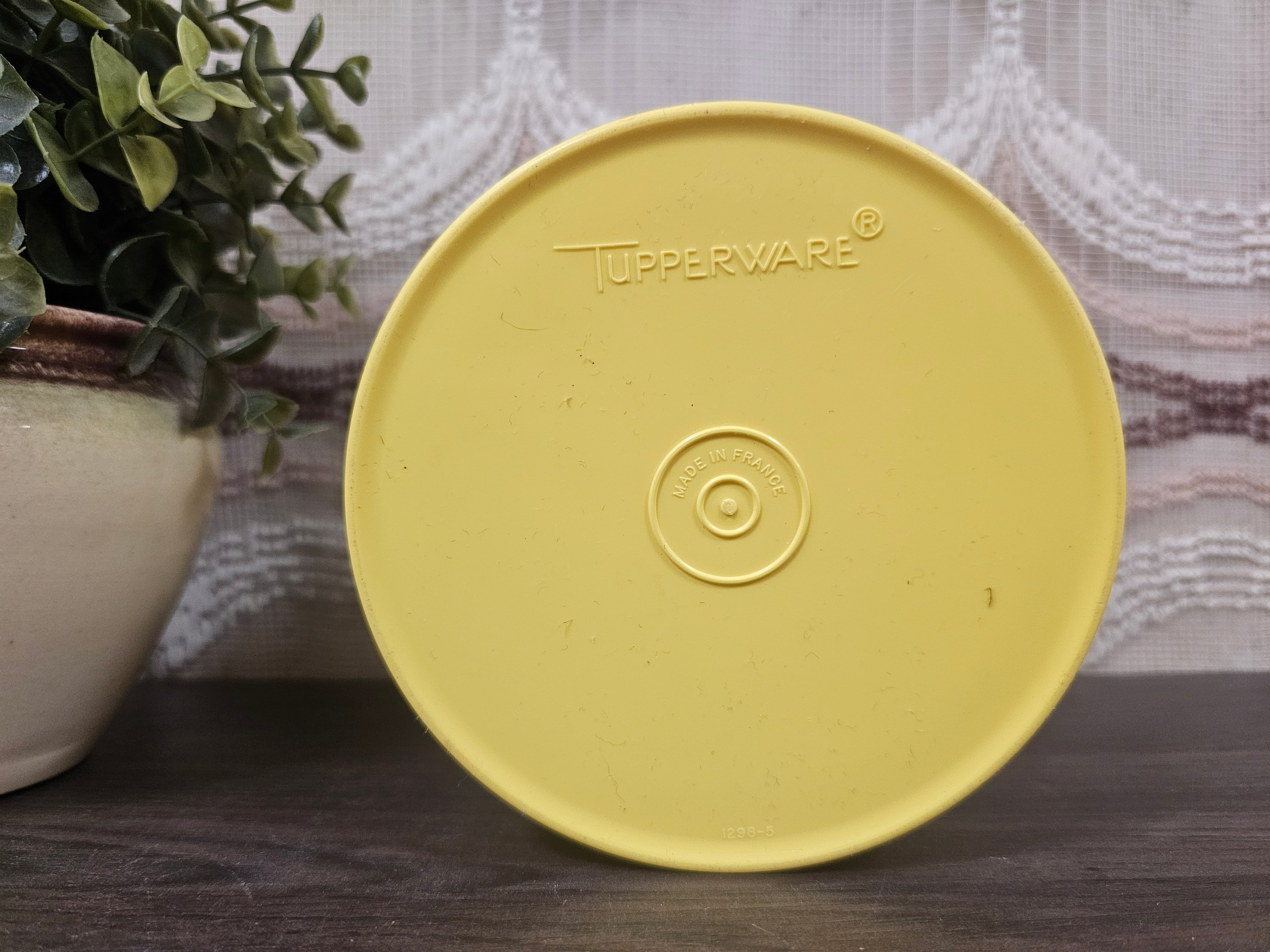Tupperware trommel sterdeksel geel met bloem – 9 x 14 cm