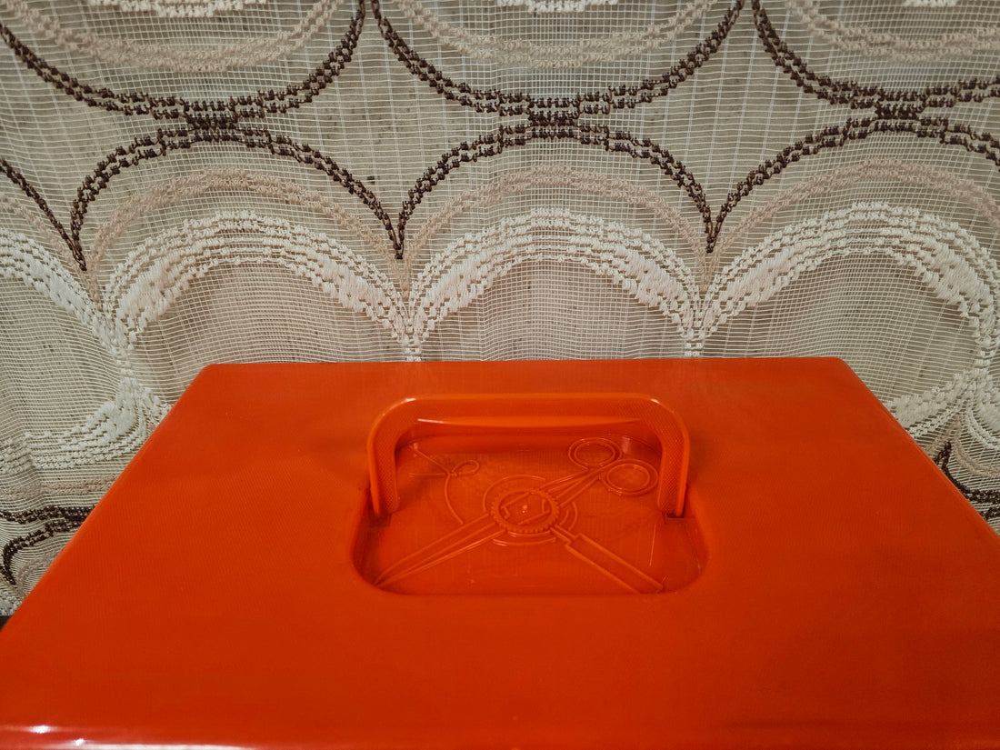 Curver naaikoffer met inzet crèmekleurig met oranje deksel