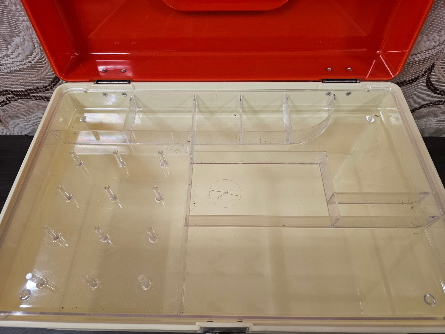 Curver naaikoffer met inzet crèmekleurig met oranje deksel