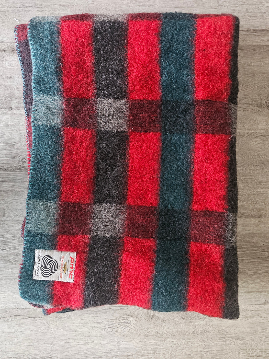 PMC scheerwollen deken – rood-grijs-blauw ruit 195 x 135 cm