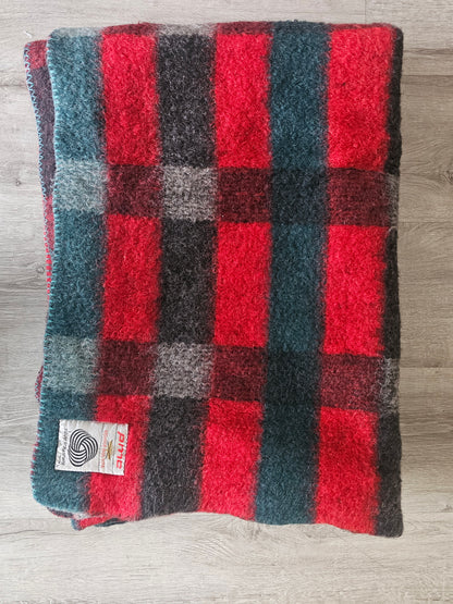 PMC scheerwollen deken – rood-grijs-blauw ruit 195 x 135 cm