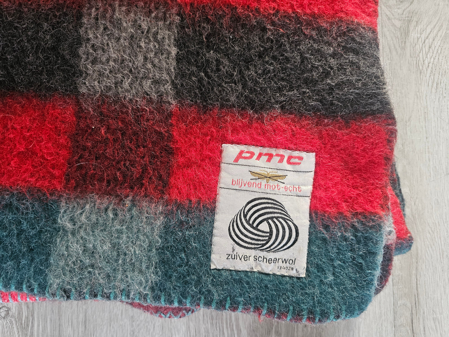 PMC scheerwollen deken – rood-grijs-blauw ruit 195 x 135 cm