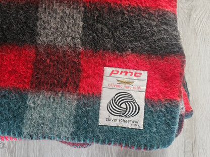 PMC scheerwollen deken – rood-grijs-blauw ruit 195 x 135 cm