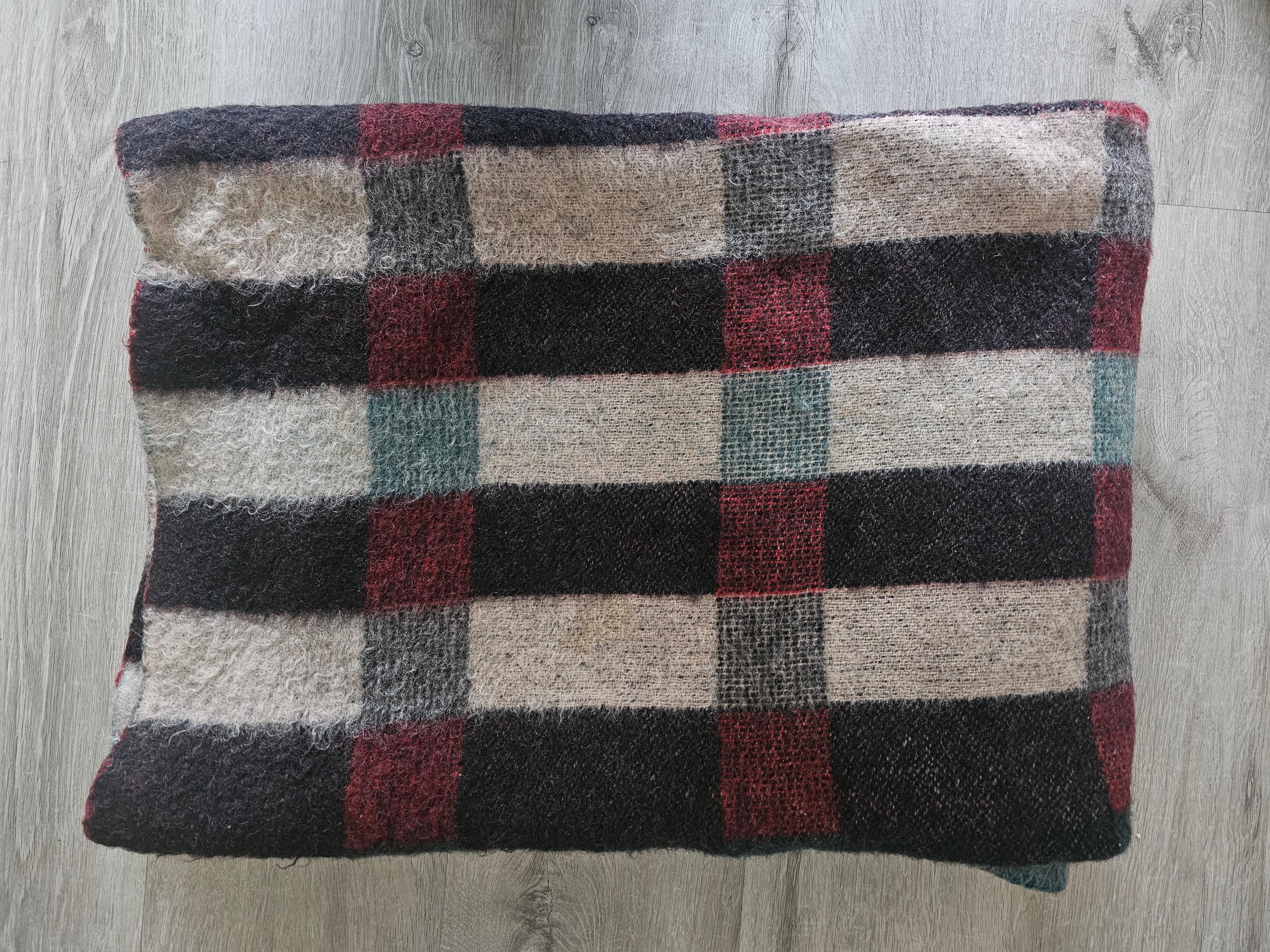 PMC scheerwollen deken – rood-grijs-blauw ruit 195 x 135 cm