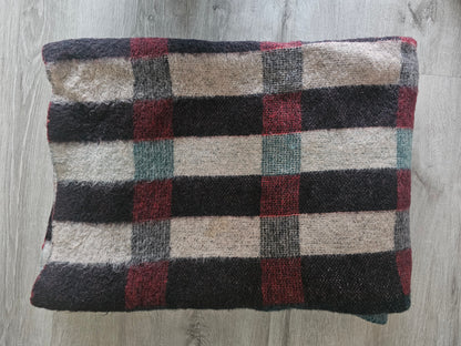 PMC scheerwollen deken – rood-grijs-blauw ruit 195 x 135 cm