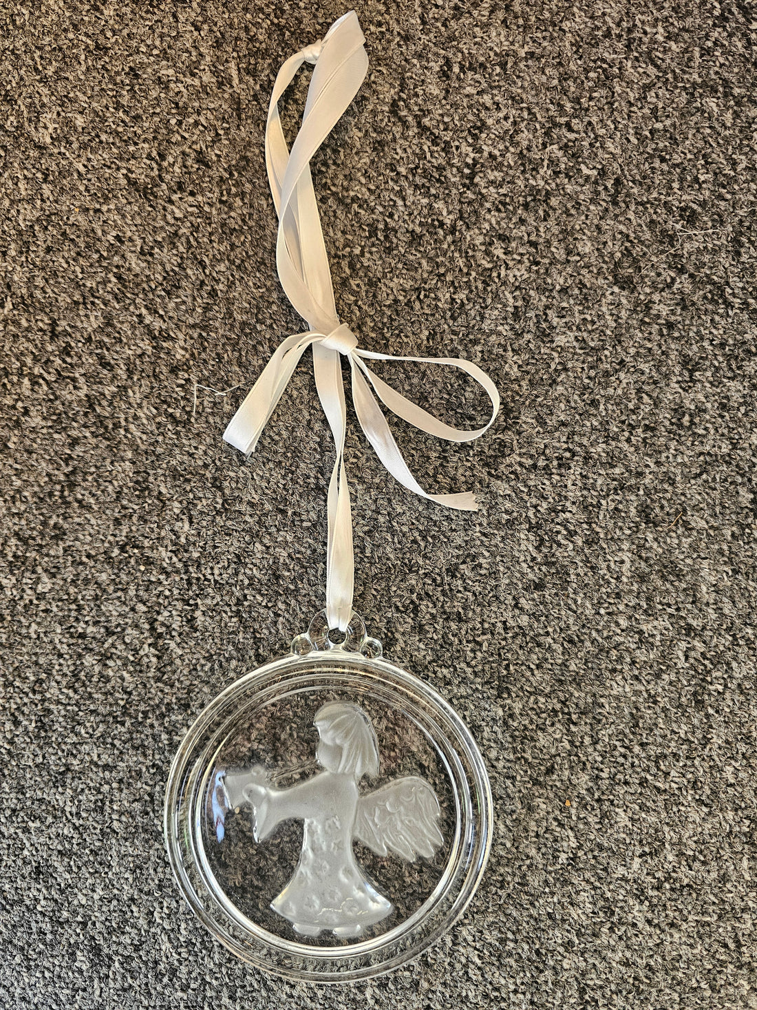 Glazen hanger met engel rond 13 cm met wit lint