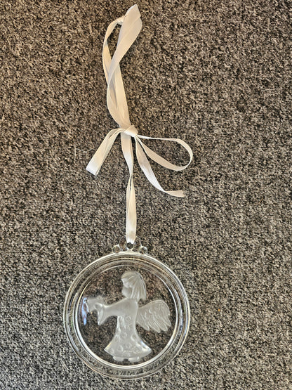 Glazen hanger met engel rond 13 cm met wit lint