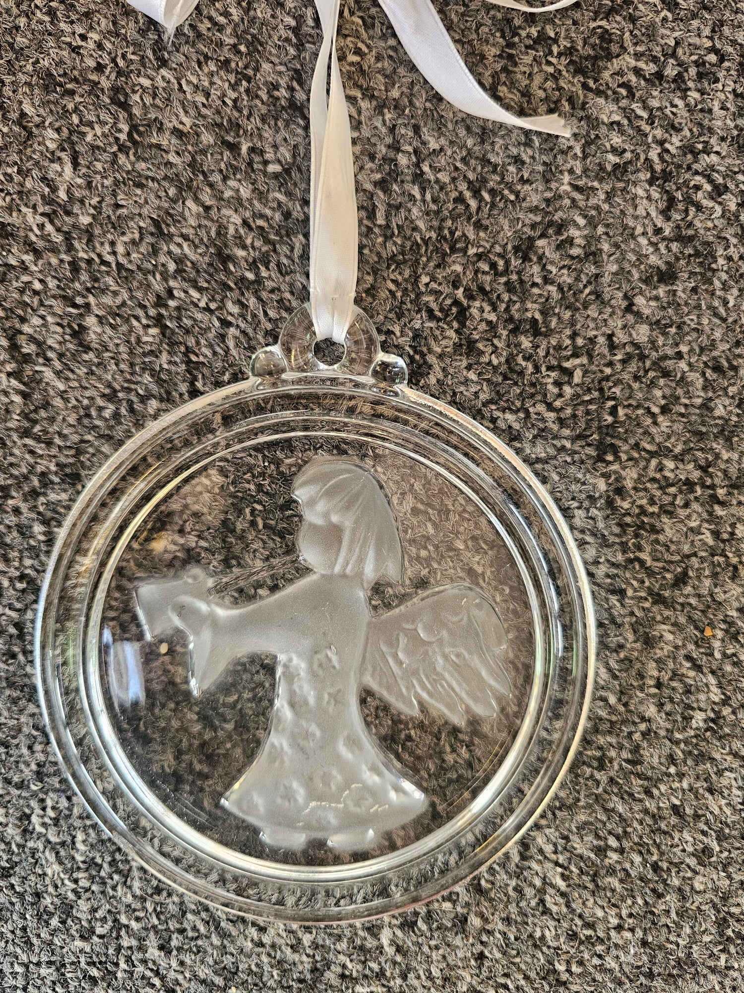 Glazen hanger met engel rond 13 cm met wit lint