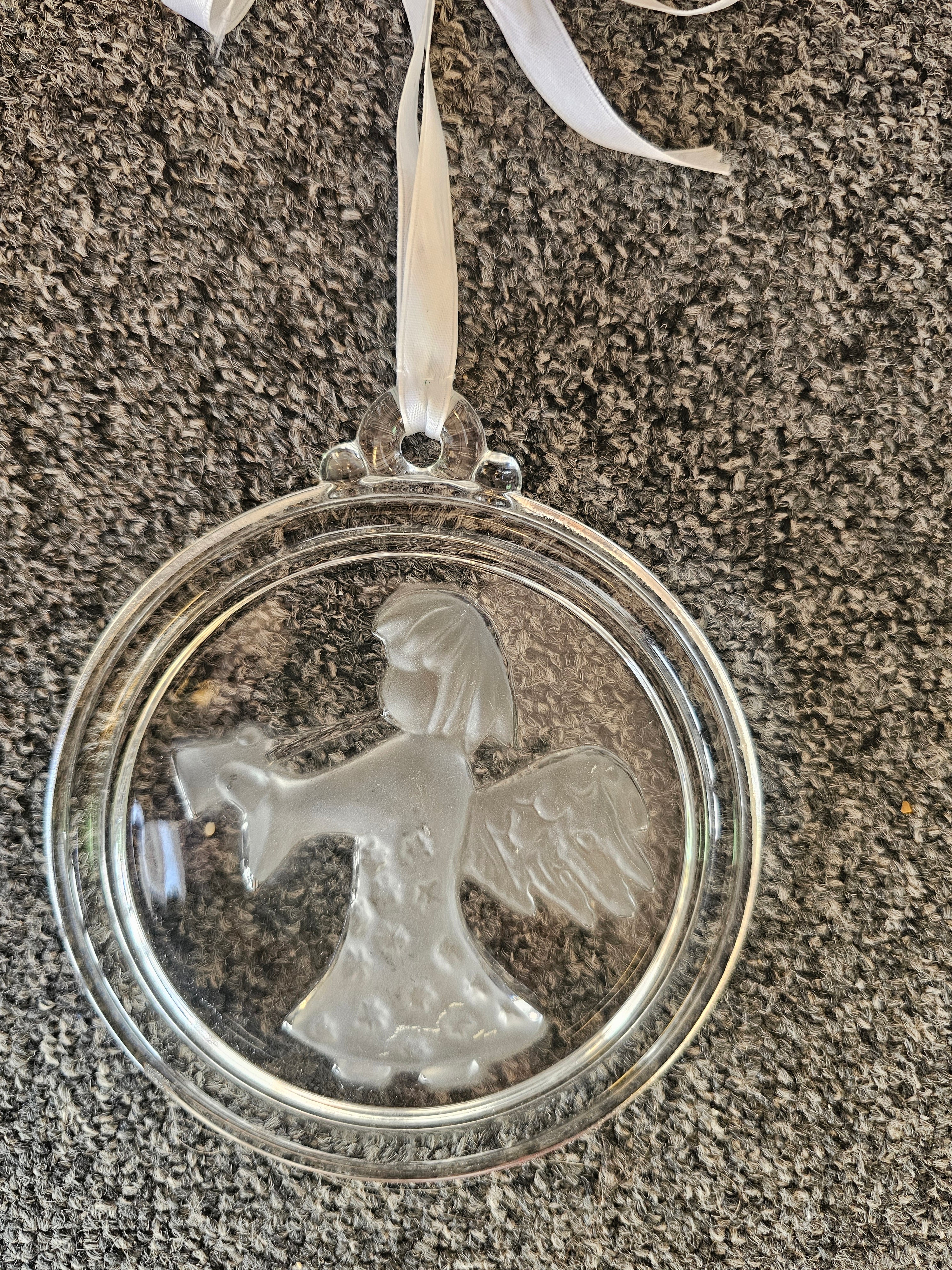 Glazen hanger met engel rond 13 cm met wit lint