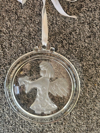 Glazen hanger met engel rond 13 cm met wit lint