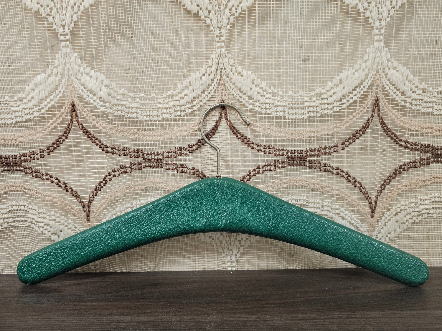 Skailederen kledinghanger groen met studs