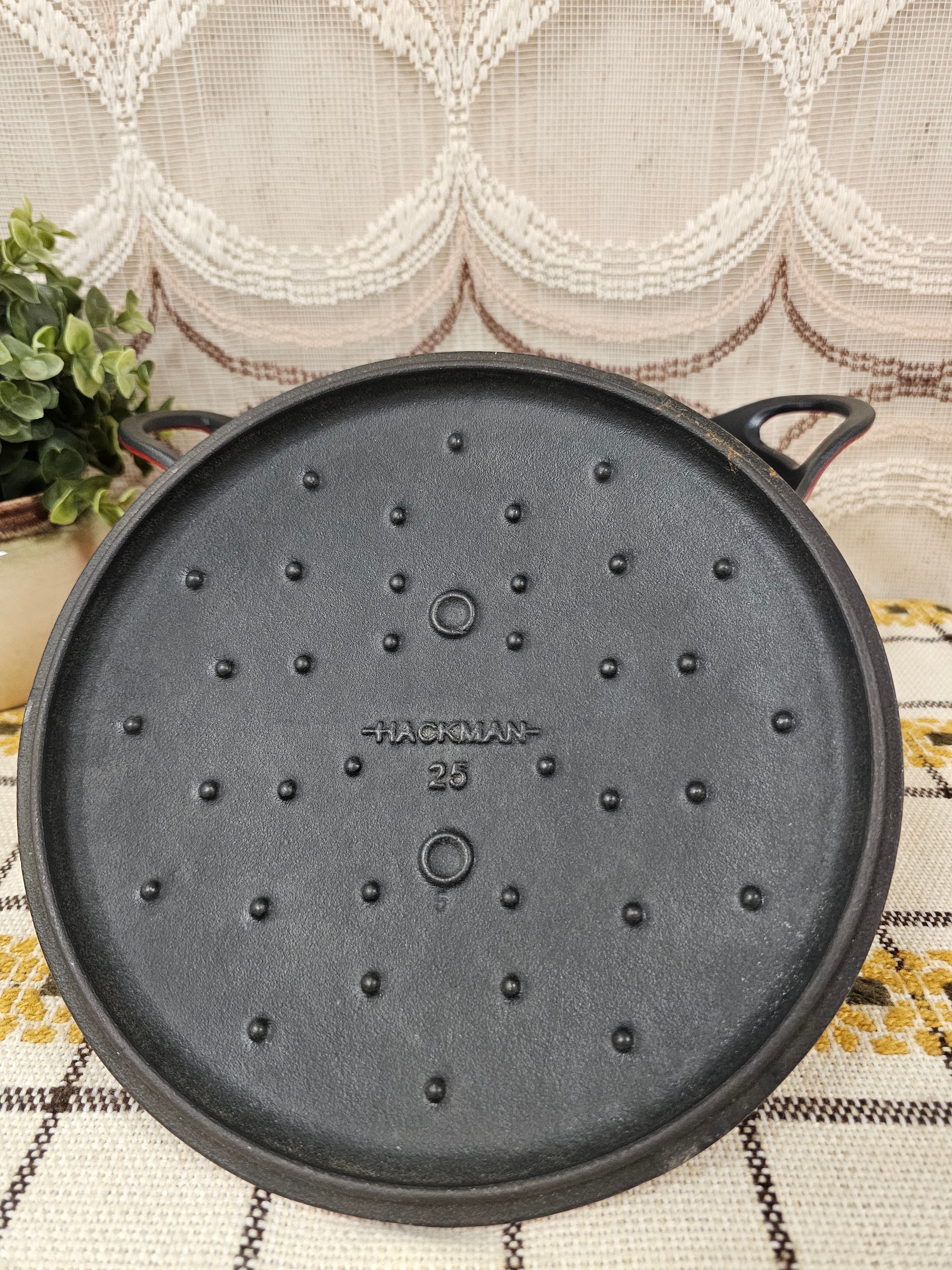 Hackman pan gietijzer rood emaille  25 cm met deksel