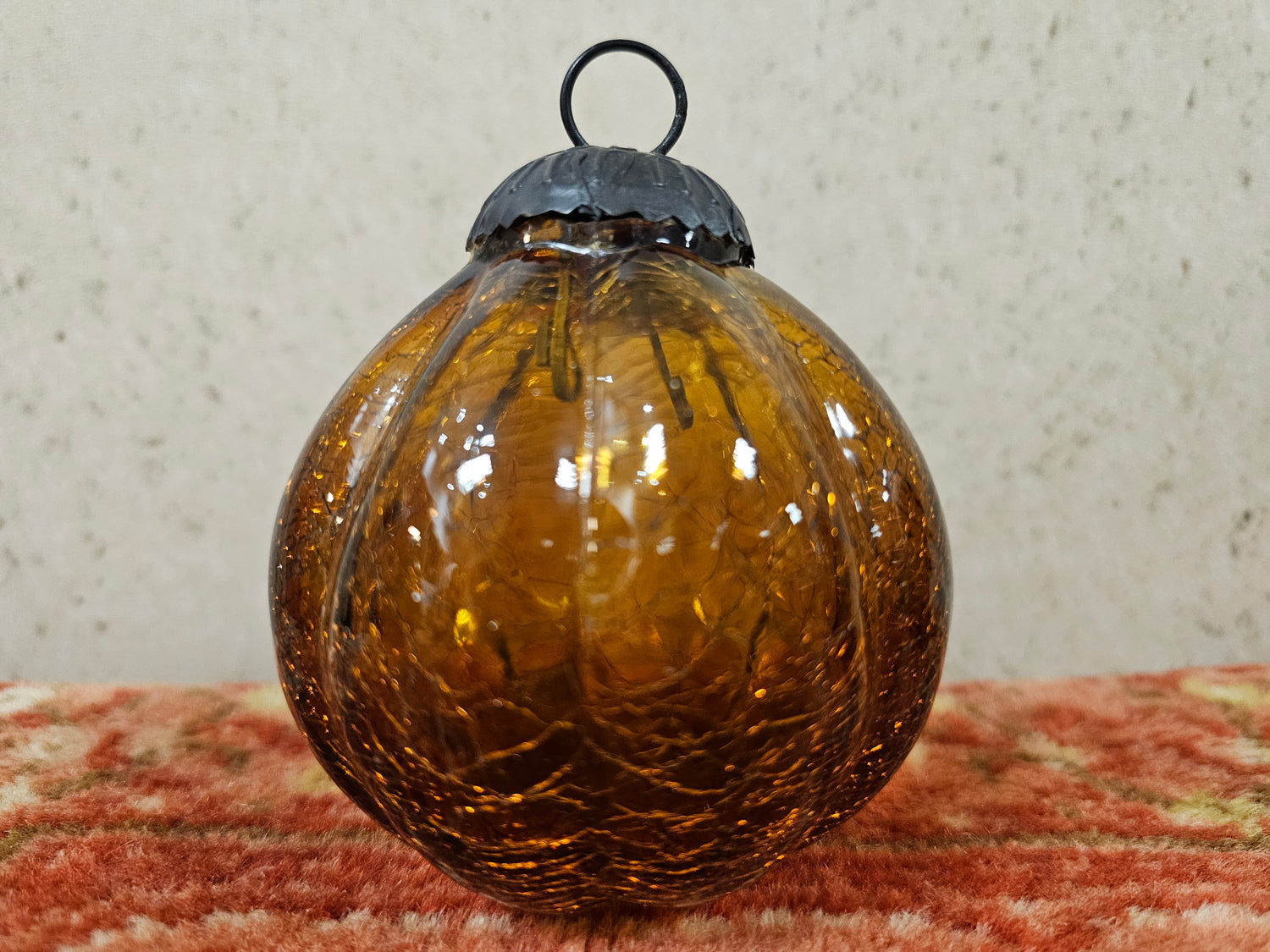 Glazen krakelee heksenballen kerstbal amberkleurig