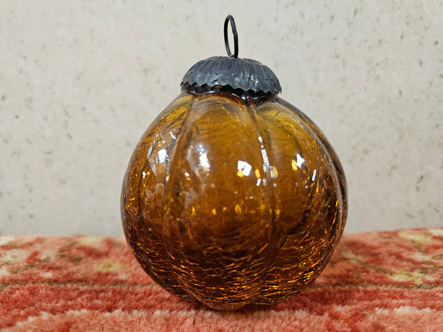 Glazen krakelee heksenballen kerstbal amberkleurig