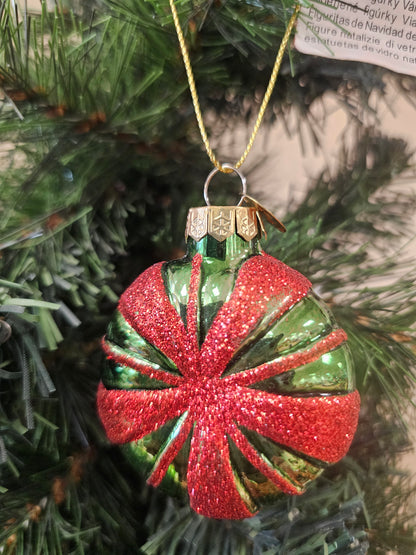 Retro kerstbal van glas groen met rood glitter