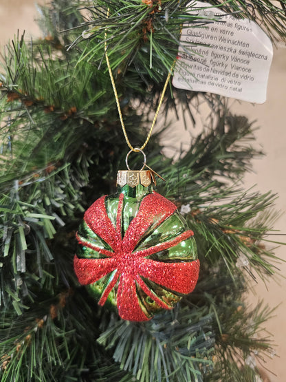 Retro kerstbal van glas groen met rood glitter