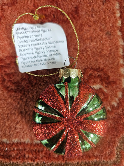 Retro kerstbal van glas groen met rood glitter