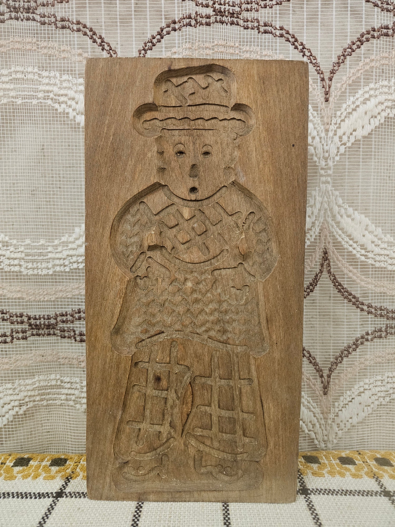 Vintage houten speculaasplank figuur in klederdracht  14,5 x 30 cm