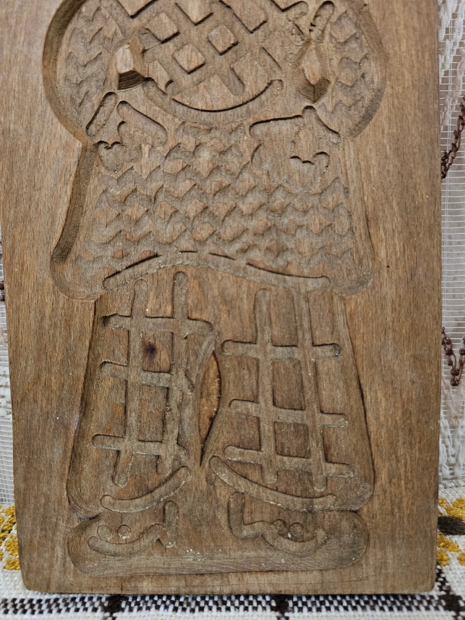 Vintage houten speculaasplank figuur in klederdracht  14,5 x 30 cm