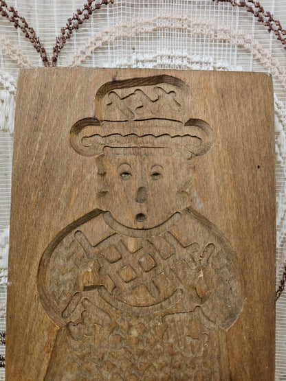 Vintage houten speculaasplank figuur in klederdracht  14,5 x 30 cm