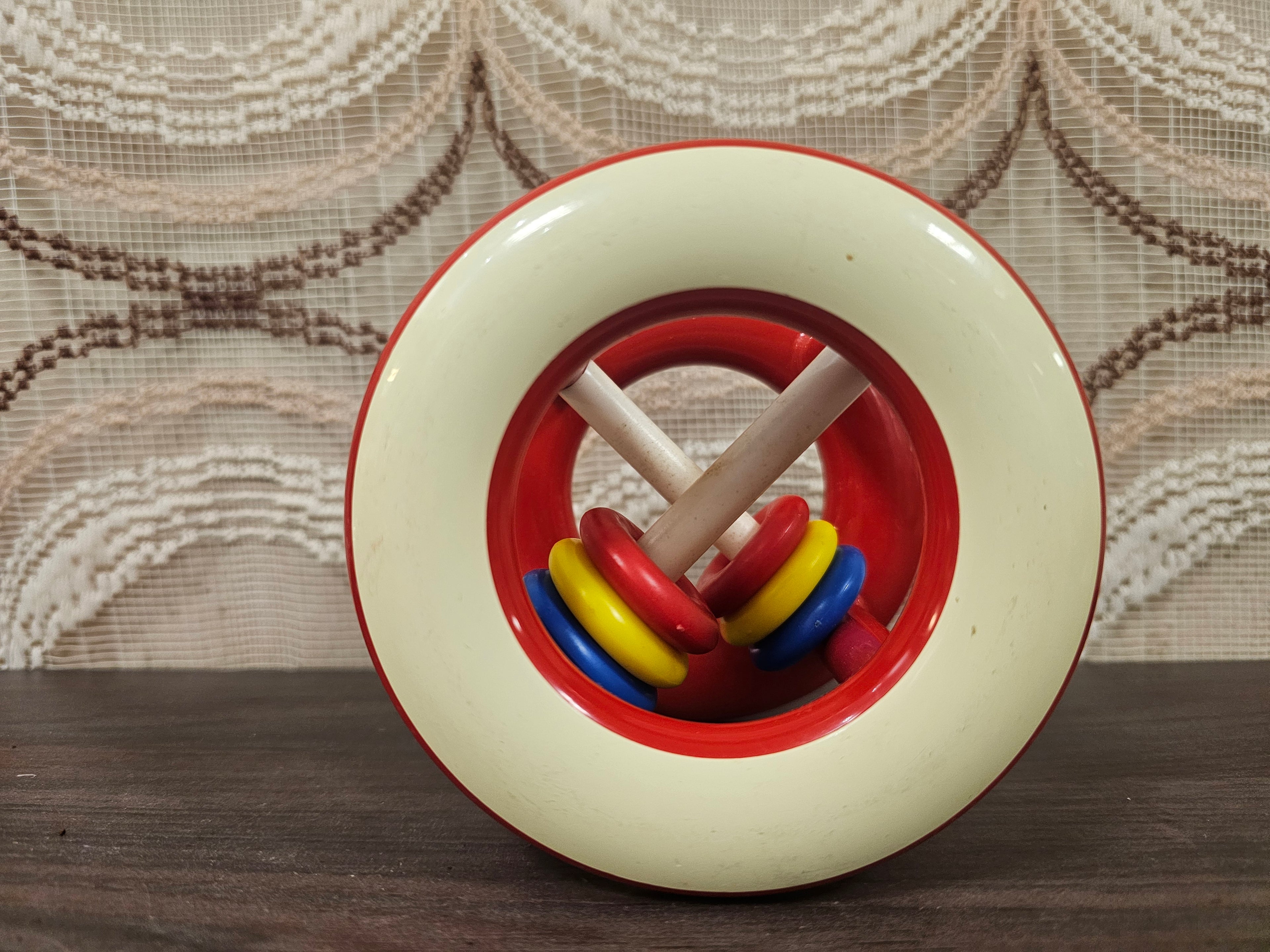 Vintage Ambi Toys rammelaar – rollend babyspeelgoed met kleurrijke ringen