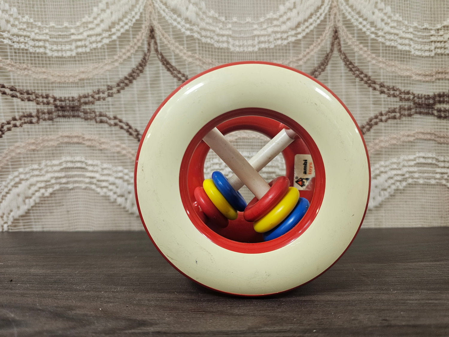 Vintage Ambi Toys rammelaar – rollend babyspeelgoed met kleurrijke ringen
