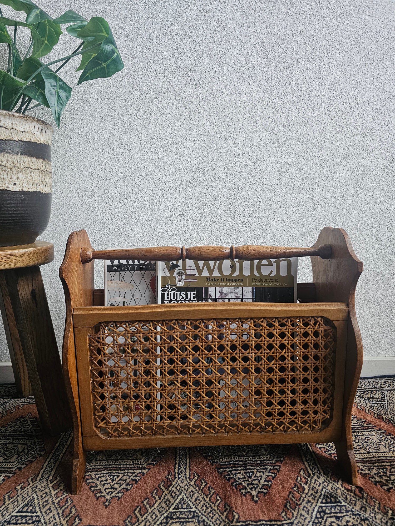 Houten vintage lectuurmand met webbing