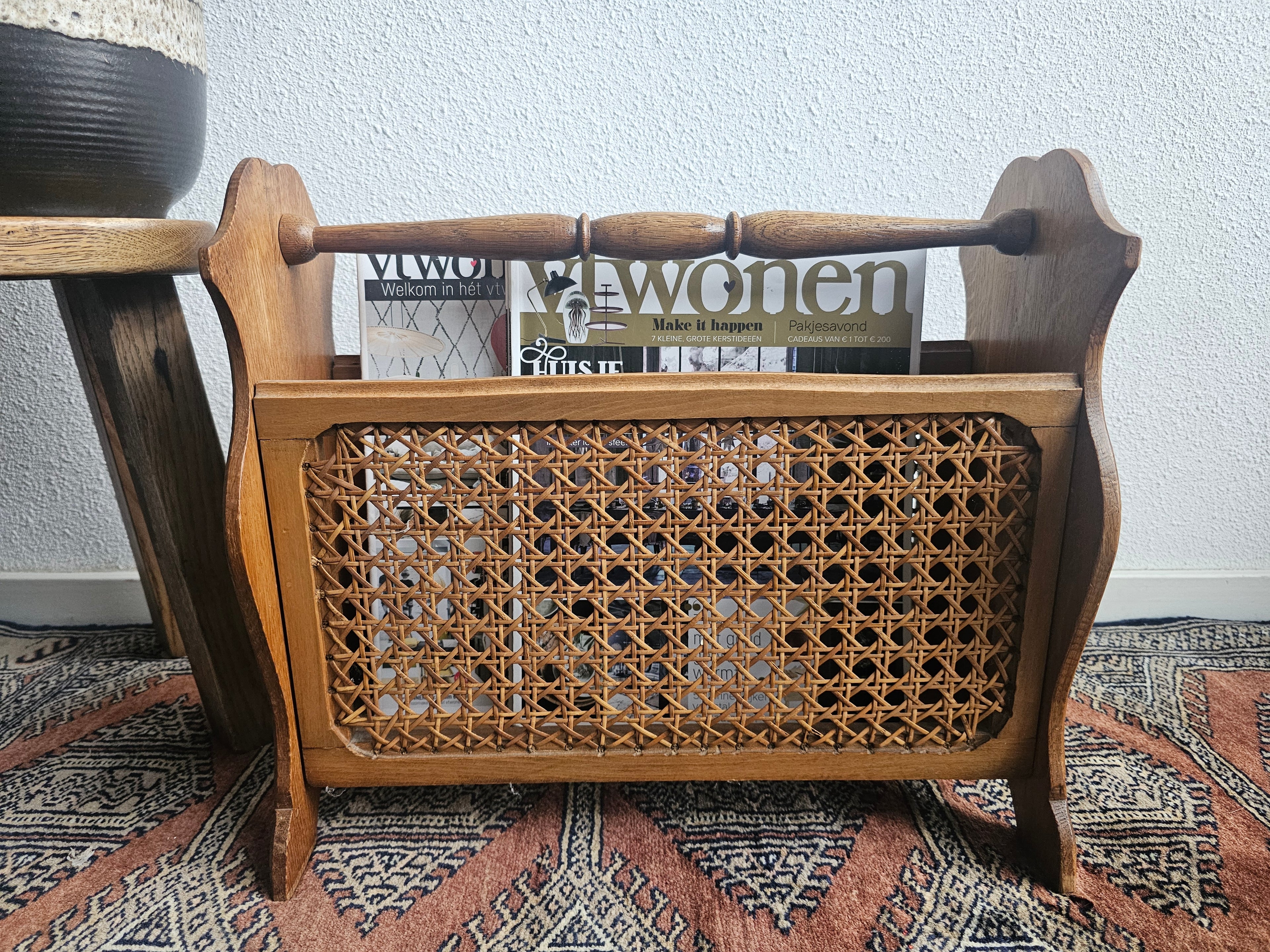 Houten vintage lectuurmand met webbing