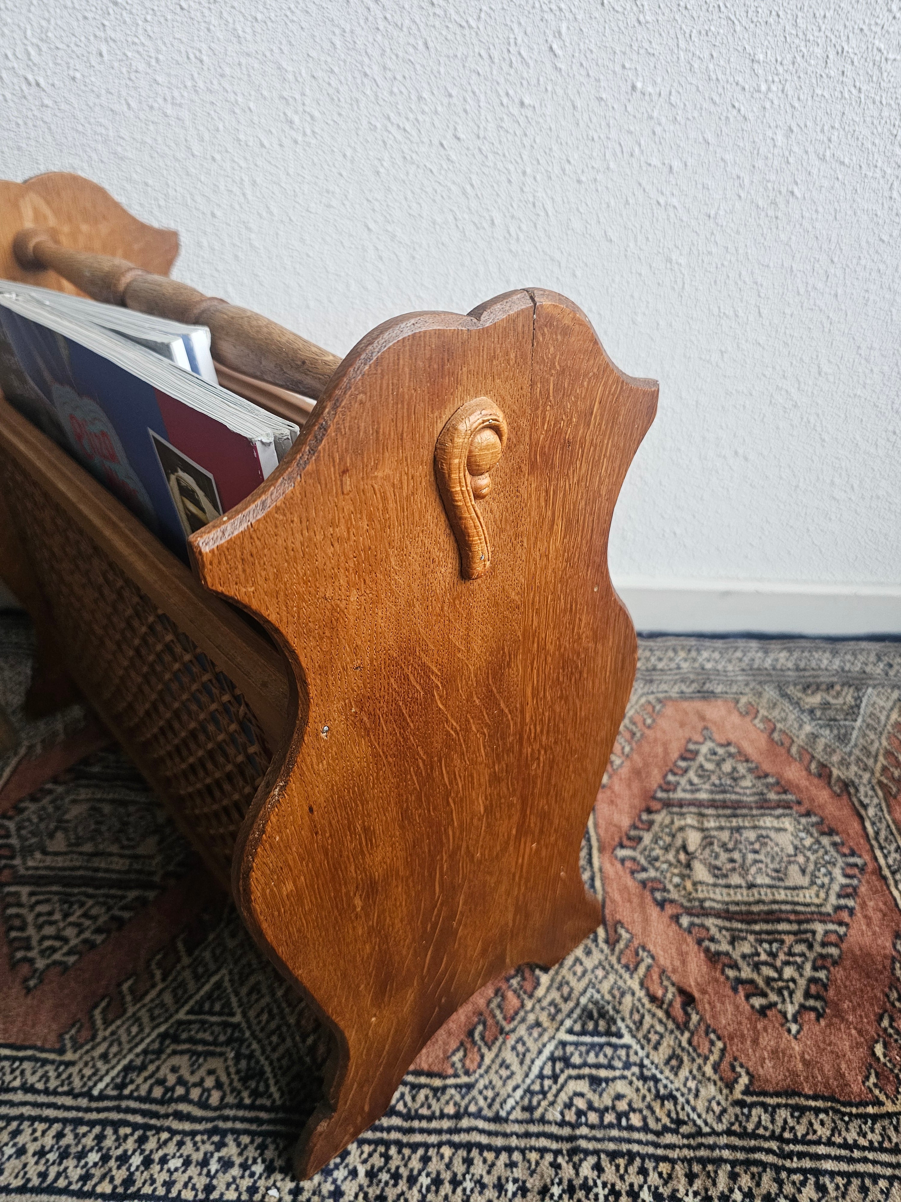 Houten vintage lectuurmand met webbing