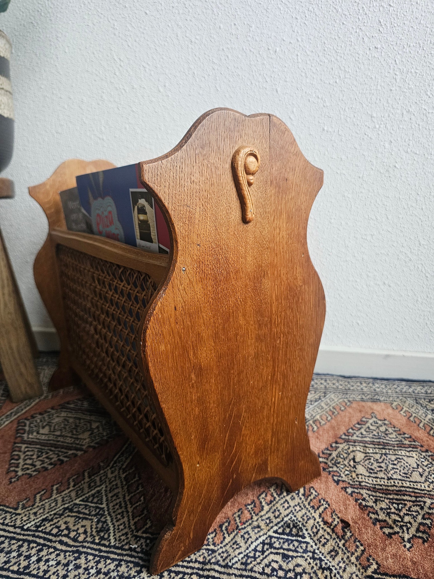 Houten vintage lectuurmand met webbing