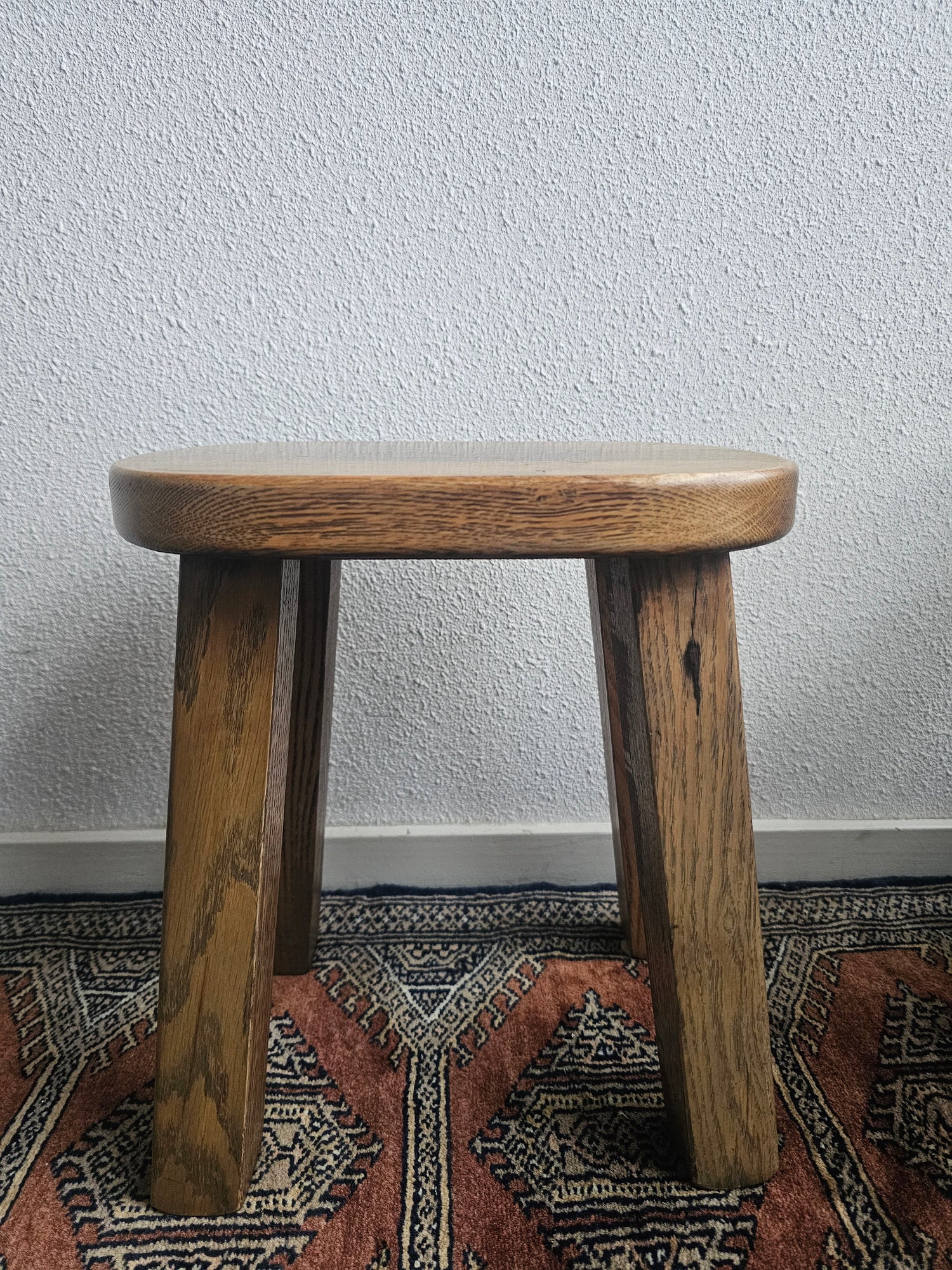 Brutalist houten kruk massief eiken bijzettafel