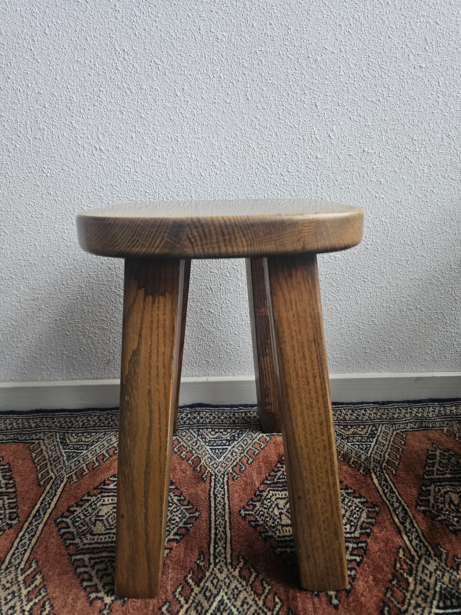 Brutalist houten kruk massief eiken bijzettafel