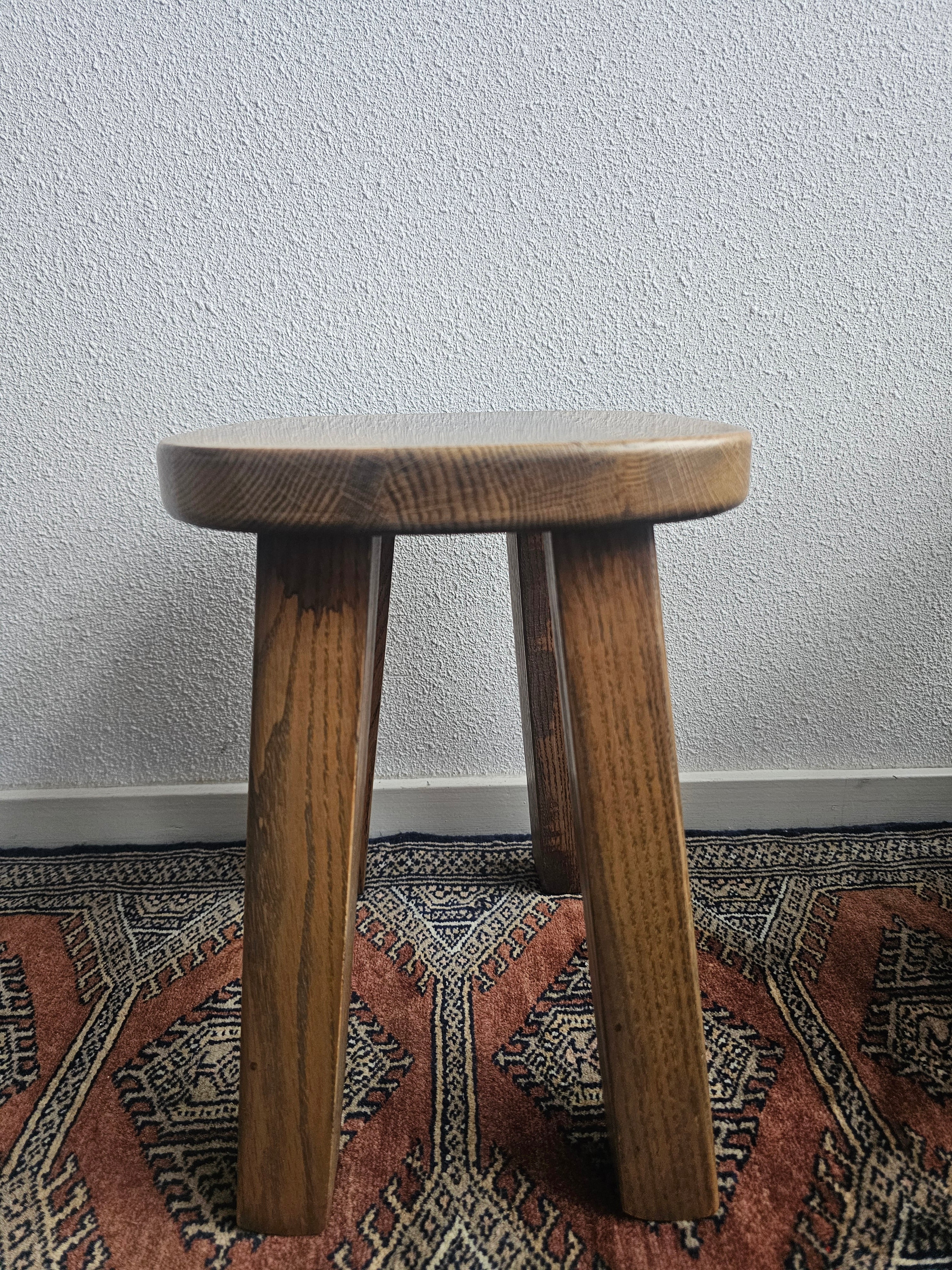 Brutalist houten kruk massief eiken bijzettafel