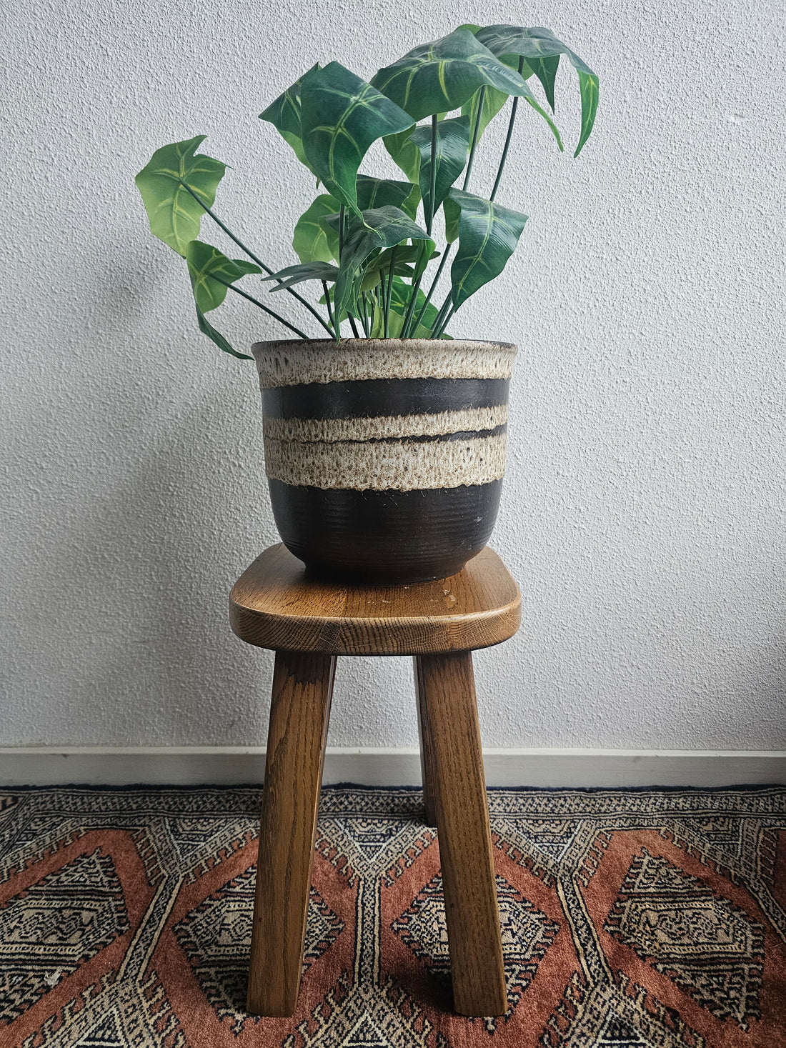 Brutalist houten kruk massief eiken bijzettafel