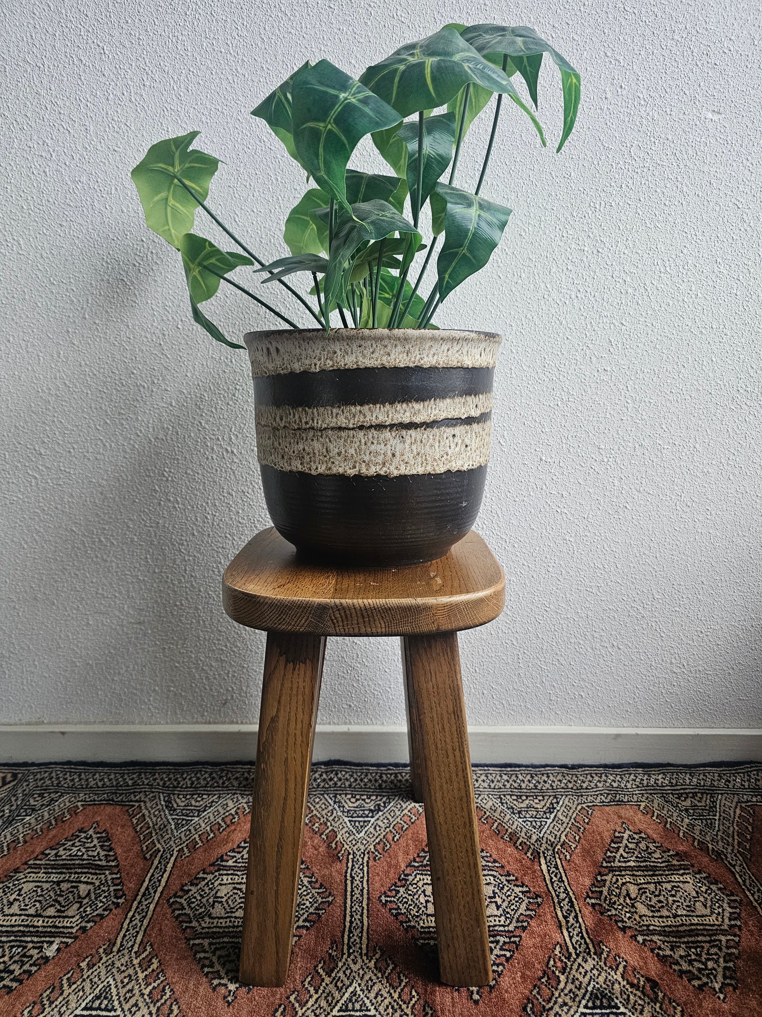 Brutalist houten kruk massief eiken bijzettafel